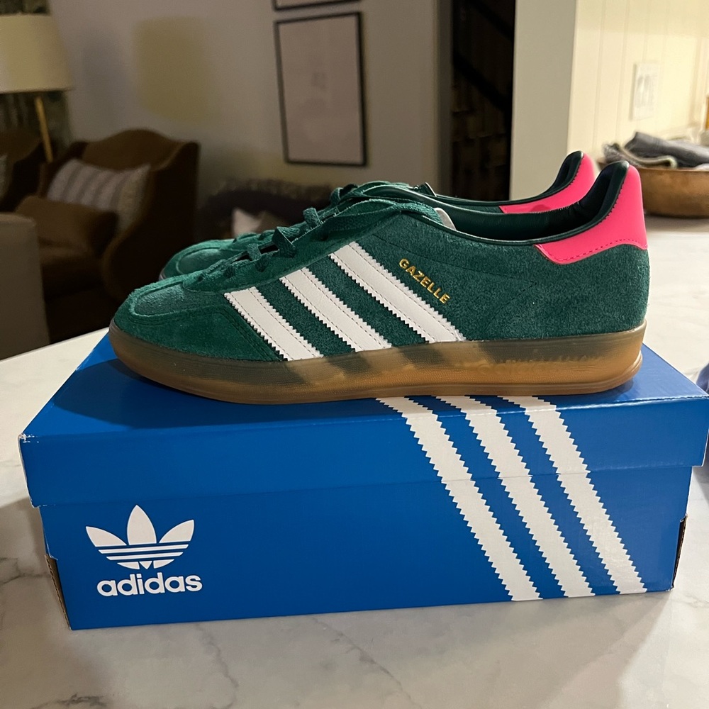 GAZELLE INDOOR WMNS “Collegiate Green / Lucid Pink" Women’s 9